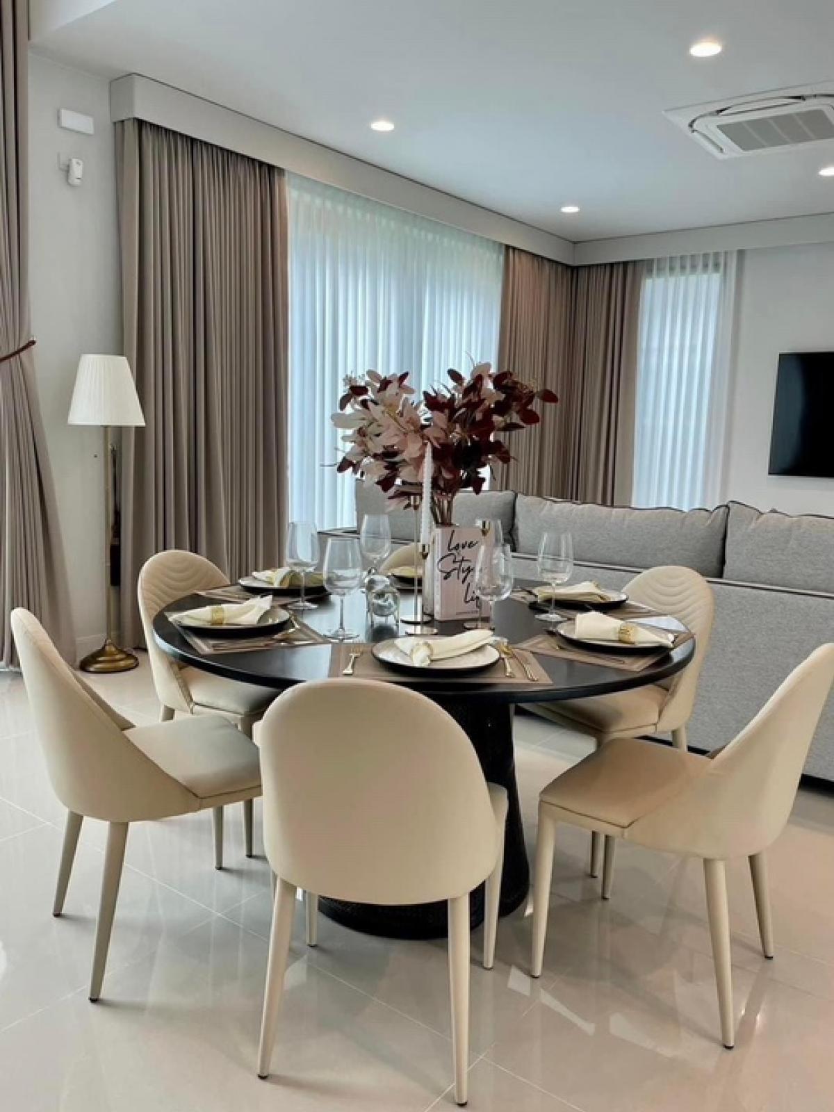 🏡ขายพร้อมผู้เช่า ถึง สิงหาคม 2570
 อยู่เองก็สบาย ปล่อยเช่าก็คุ้มค่า!บ้านเดี่ยวหรู บนทำเลศักยภาพที่ได้รับความนิยมทั้งสำหรับอยู่อาศัยและลงทุนปล่อยเช่า เดินทางสะดวก ใกล้โรงเรียนนานาชาติชั้นนำ