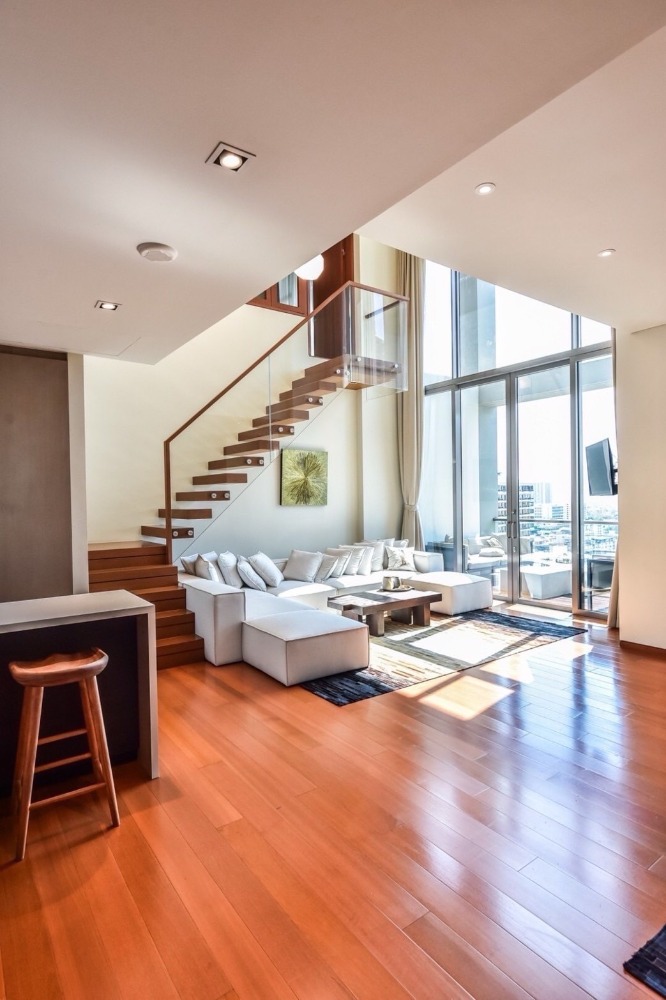 ขายพร้อมผู้เช่า สัญญาถึง 14 มีนาคม 2569
ห้องDuplex ที่ The Sukhothai Residences , 1 ห้องนอน(floor plan 2 ห้องนอน) ระเบียงกว้าง ใกล้ MRTลุมพินี
