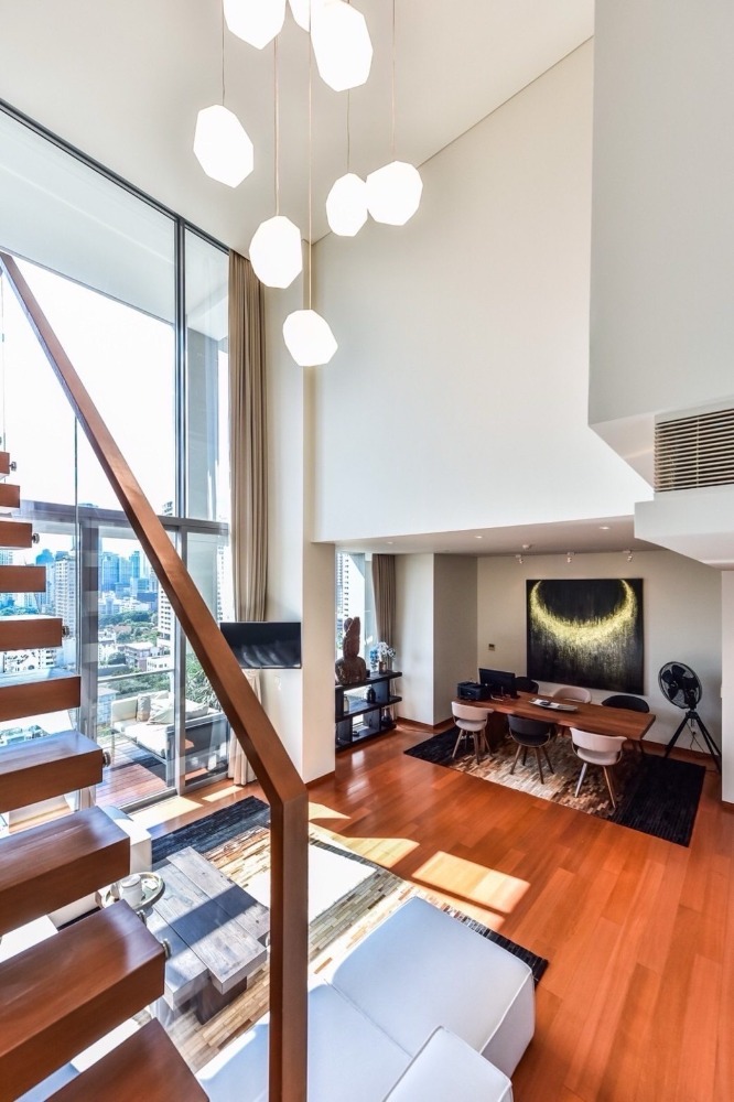 ขายพร้อมผู้เช่า สัญญาถึง 14 มีนาคม 2569
ห้องDuplex ที่ The Sukhothai Residences , 1 ห้องนอน(floor plan 2 ห้องนอน) ระเบียงกว้าง ใกล้ MRTลุมพินี