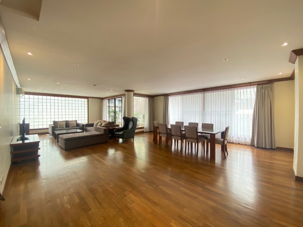 For rent! Huge residence 4 bedroom with maid room in mid of Sukhumvit near BTS Asok and Terminal 21