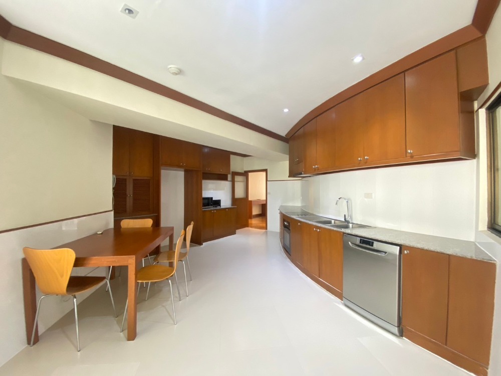 For rent! Huge residence 4 bedroom with maid room in mid of Sukhumvit near BTS Asok and Terminal 21