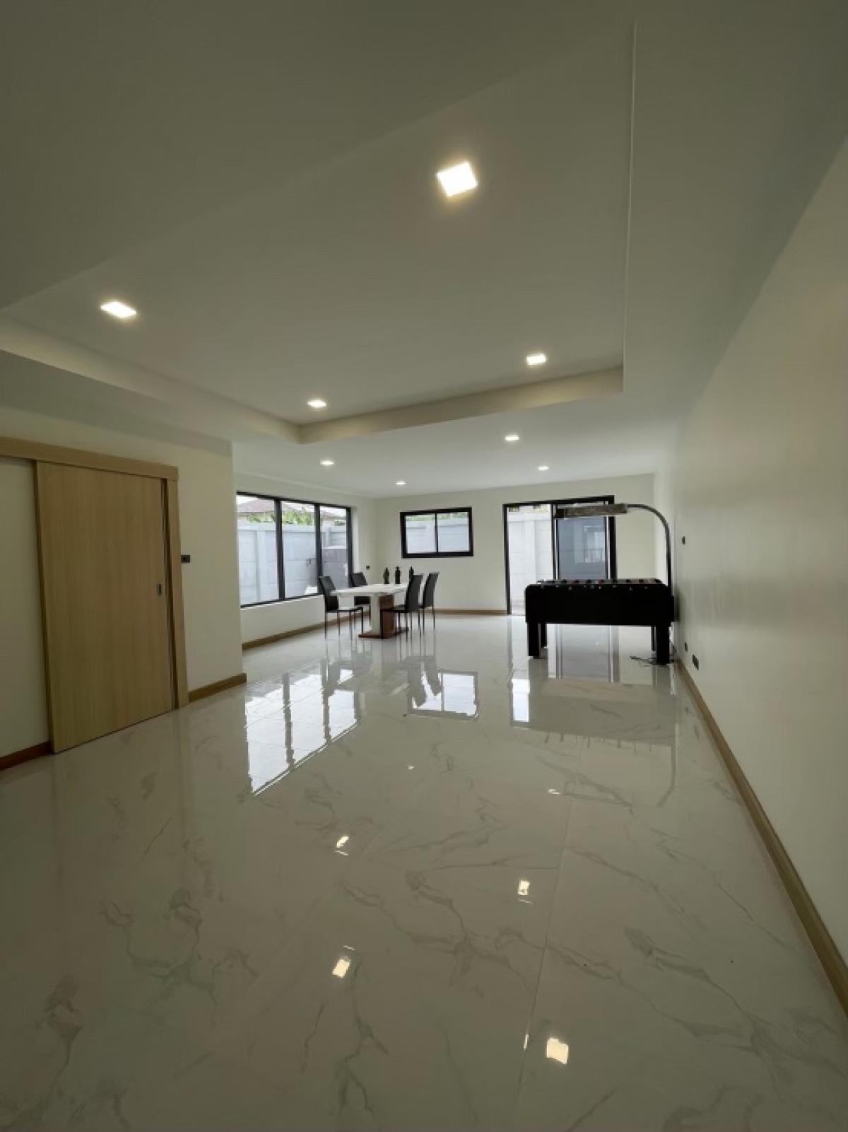 📢👇Home office 4 story for rent in very good price, corner unit near Synphaet Ramintra hospital , The Promenade