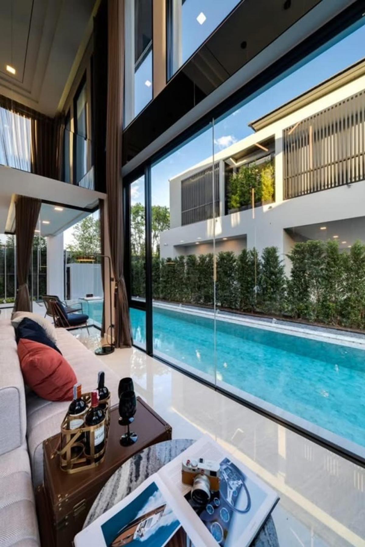 📢👇บ้านPool Villa หลังใหญ่ พร้อมสระส่วนตัว สไตล์รีสอร์ทสุดหรู บ้านหันทิศใต้ เดินทางสะดวกหลายเส้นทาง ใกล้โรงเรียนนานาชาติหลายแห่ง
