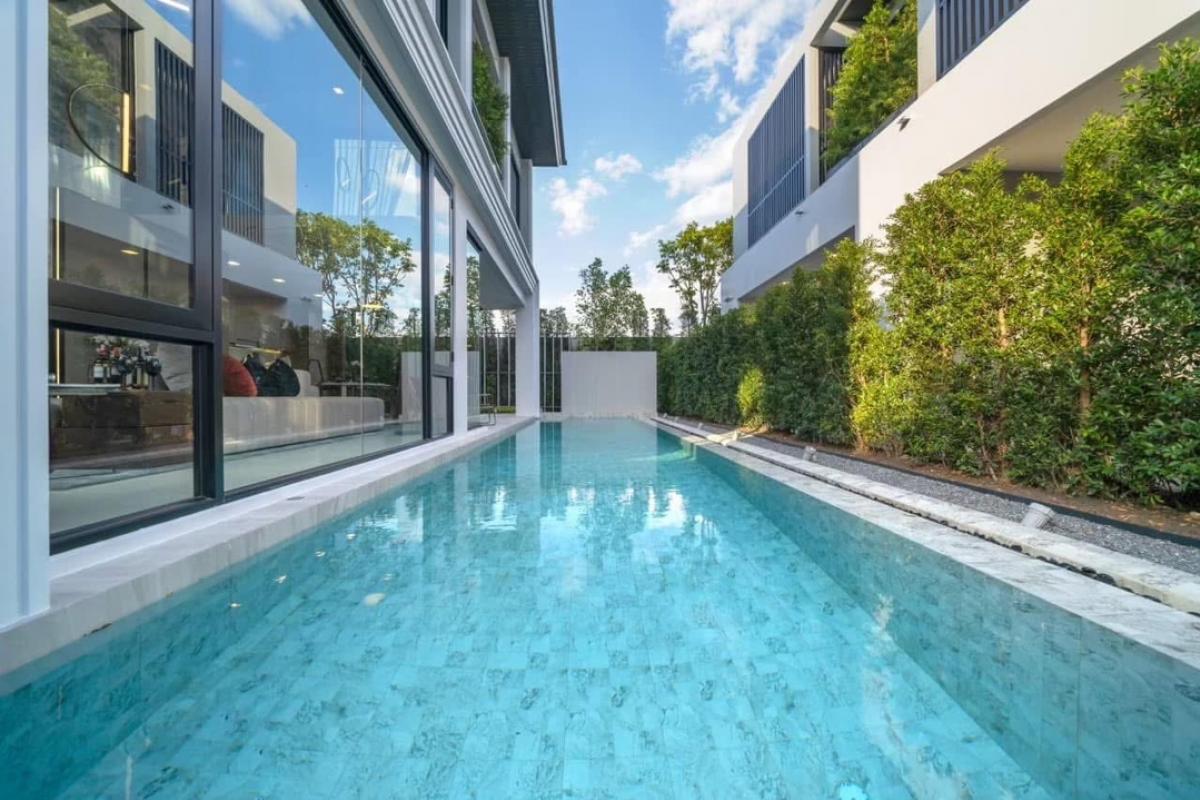 📢👇บ้านPool Villa หลังใหญ่ พร้อมสระส่วนตัว สไตล์รีสอร์ทสุดหรู บ้านหันทิศใต้ เดินทางสะดวกหลายเส้นทาง ใกล้โรงเรียนนานาชาติหลายแห่ง