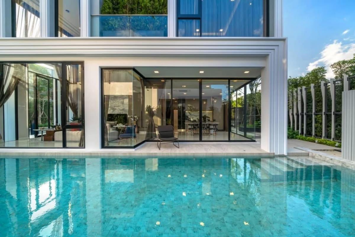 📢👇บ้านPool Villa หลังใหญ่ พร้อมสระส่วนตัว สไตล์รีสอร์ทสุดหรู บ้านหันทิศใต้ เดินทางสะดวกหลายเส้นทาง ใกล้โรงเรียนนานาชาติหลายแห่ง