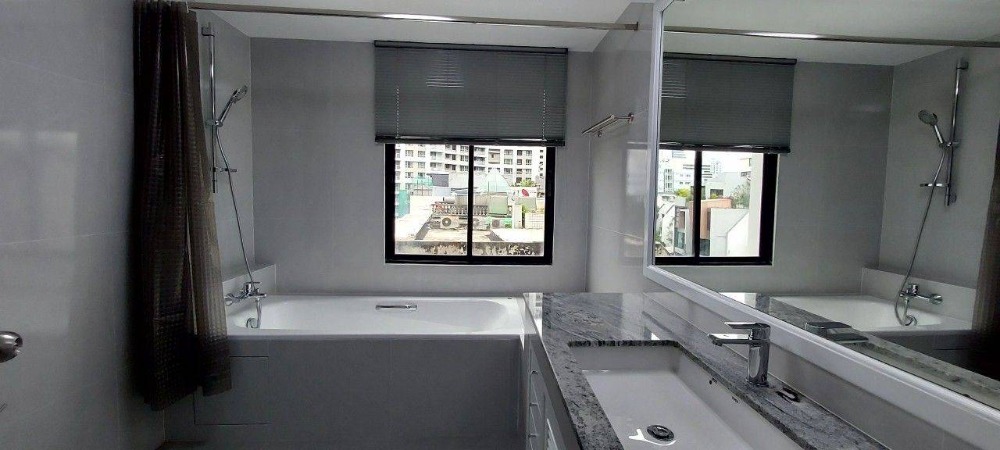 For Rent! 3 bedrooms 250 sq.m. , walk 5 mins to BTS Chitlom