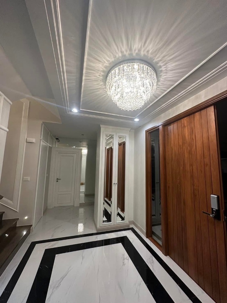 📢👇บ้าน 3 ชั้นหรูหราพร้อมลิฟต์ในบ้าน 
 พร้อมระบบเซลล์แสงอาทิตย์ 10kW เพื่อช่วยลดค่าไฟฟ้ารายเดือน ใกล้กับโรงเรียนนานาชาติหลายแห่ง ห้างสรรพสินค้าและซูเปอร์มาร์เก็ต เดินทางสะดวก