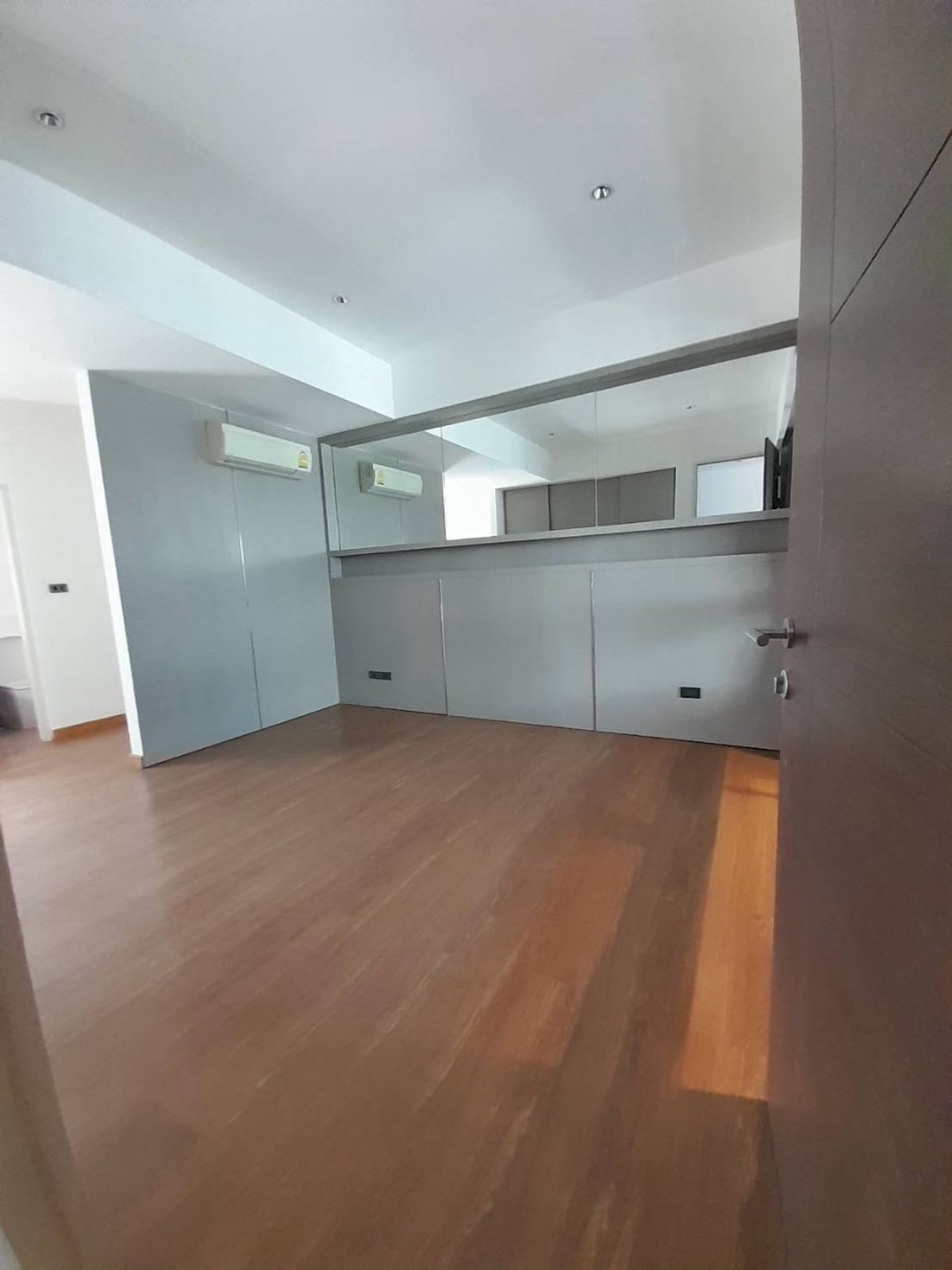 ขาย พร้อมผู้เช่า ถึง กรกฎาคม 2569
Townhouse Sukhumvit 3ชั้น  พื้นที่กว้างห้องจัดแยกเป็นสัดส่วน ทำเลดี ใกล้ทางพิเศษฉลองรัช พร้อมเข้าอยู่