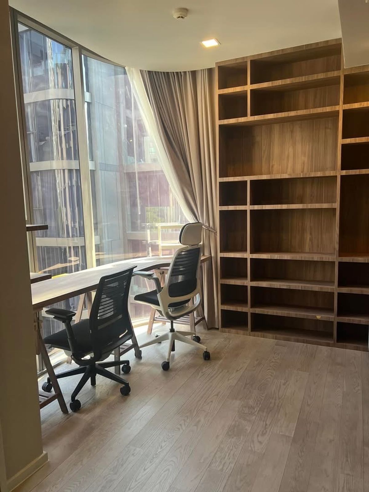 📢👇For investors, receiving monthly rental income 65k:month until April 2027. Low rise petfriendly , quiet and peaceful place, in Em district area, near Benjasiri park,  nice decoration