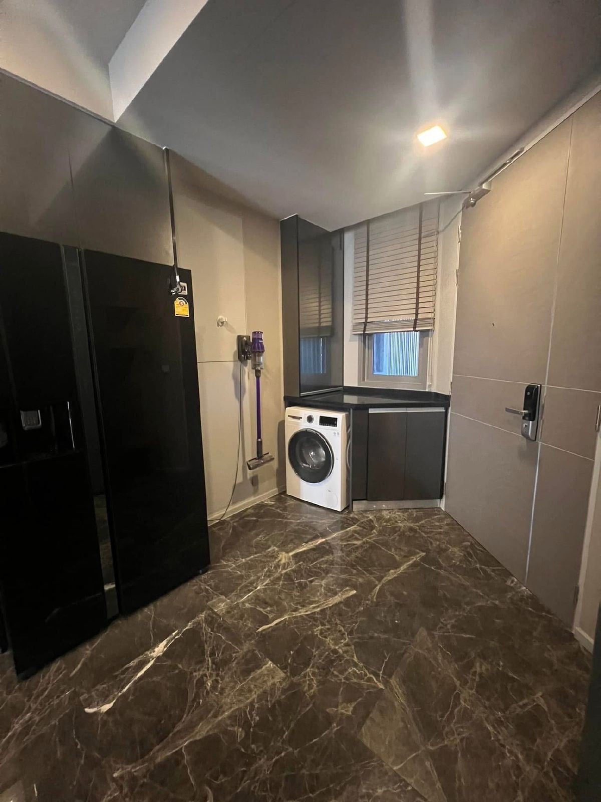📢👇For investors, receiving monthly rental income 65k:month until April 2027. Low rise petfriendly , quiet and peaceful place, in Em district area, near Benjasiri park,  nice decoration