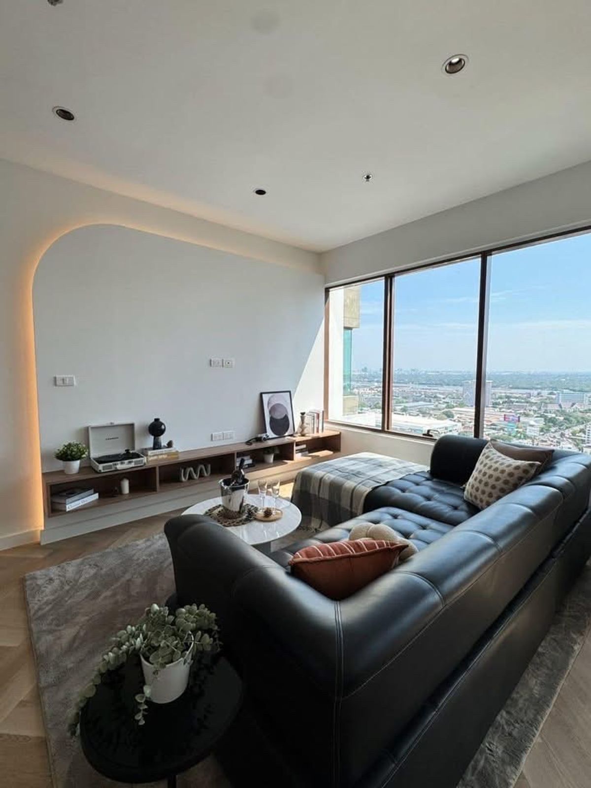 Living in the center of Sukhumvit in Emdistrict near Benjasiri park. Worth for living or investing