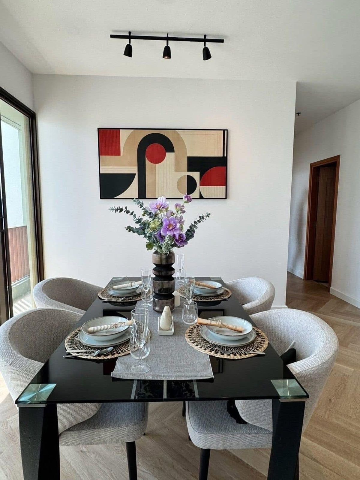Living in the center of Sukhumvit in Emdistrict near Benjasiri park. Worth for living or investing