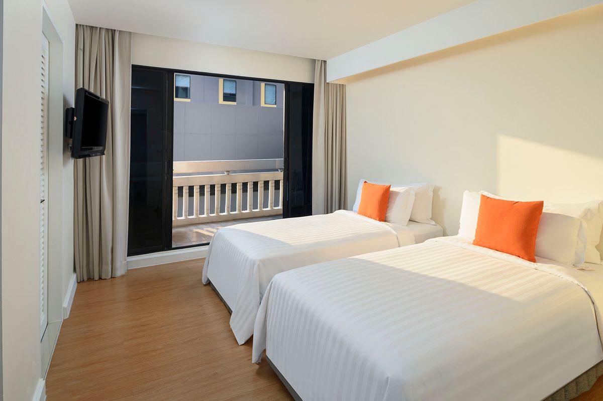 ให้เช่า คอนโดหรูสุขุมวิท 2ห้องนอน เฟอร์นิเจอร์และเครื่องใช้ไฟฟ้าตกแต่งพร้อมเข้าอยู่ วิวสวยทั้งห้องนอนและห้องนั่งเล่น เดินทางสะดวก ใกล้ BTSนานา
