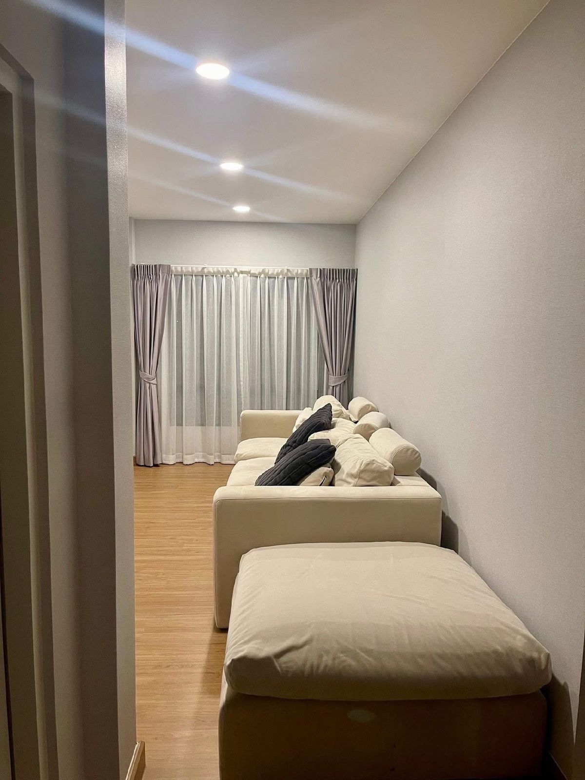 บ้านเดี่ยวใหม่เอี่ยมที่ให้เช่าใกล้ Mega-Bangna และโรงเรียนนานาชาติหลายแห่งเช่น โรงเรียนนานาชาติ Concordian  โรงเรียนนานาชาติ Berkley  Amercian International School