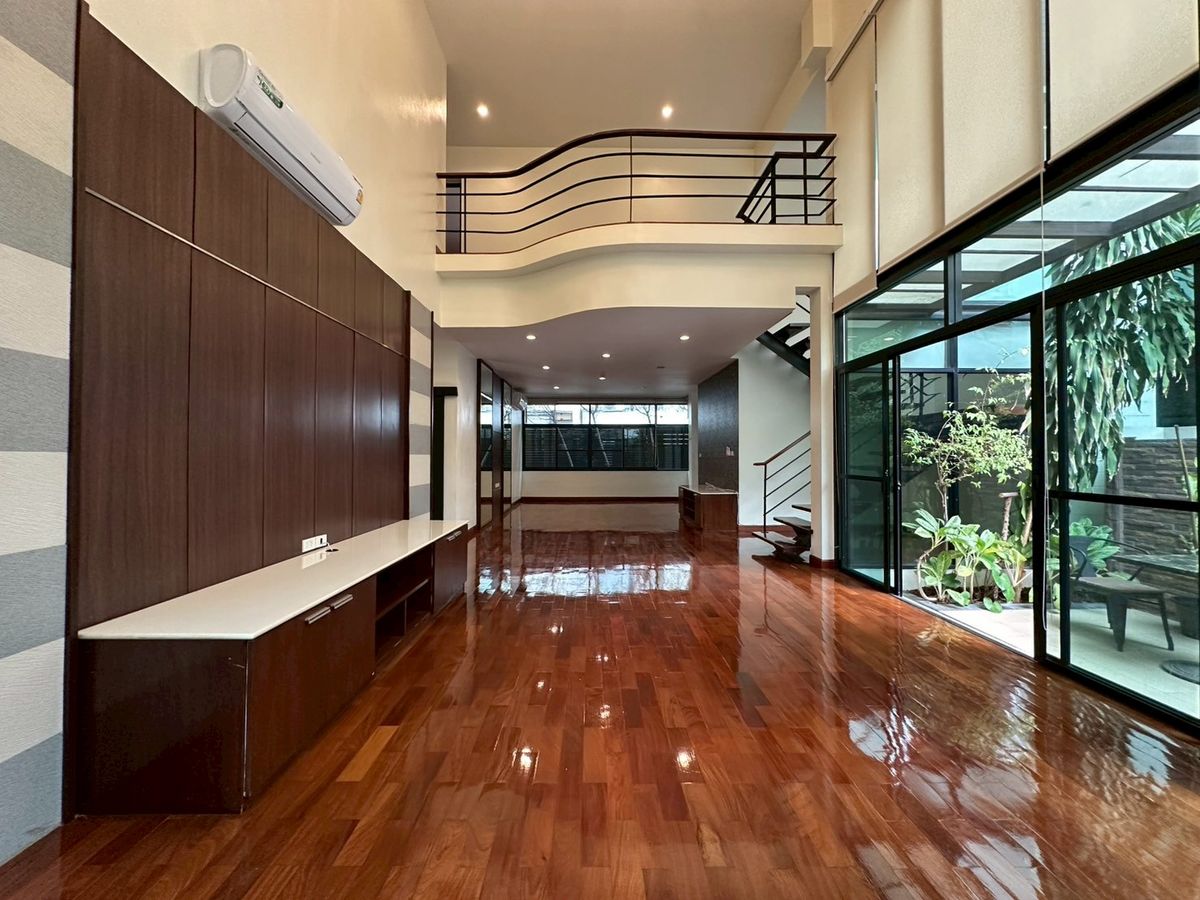 🏡 ให้เช่าบ้านหรู สุขุมวิท 3 ห้องนอนและห้องแม่บ้าน พร้อมสระว่ายน้ำและฟิตเนสส่วนตัว ทำเลดี เข้าอยู่ได้ทันที