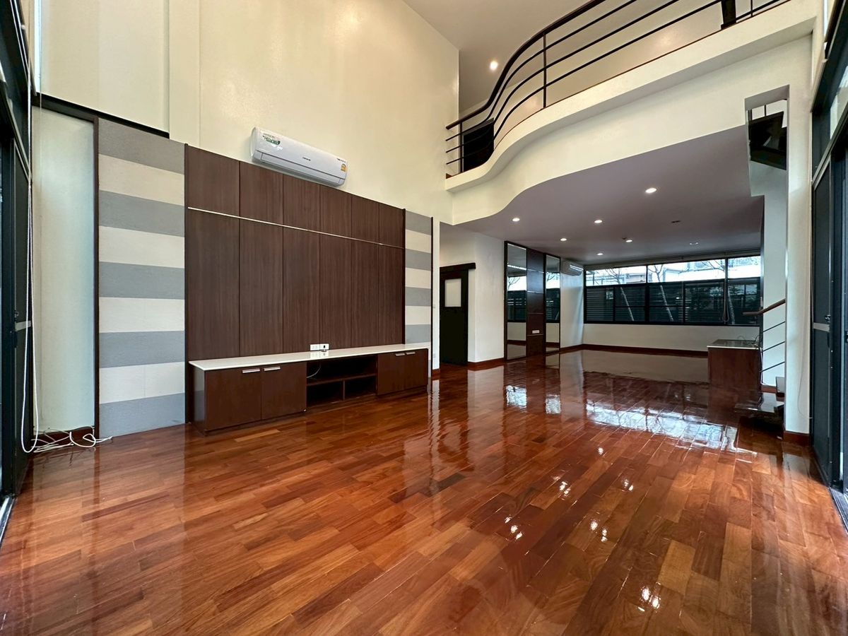 🏡 ให้เช่าบ้านหรู สุขุมวิท 3 ห้องนอนและห้องแม่บ้าน พร้อมสระว่ายน้ำและฟิตเนสส่วนตัว ทำเลดี เข้าอยู่ได้ทันที