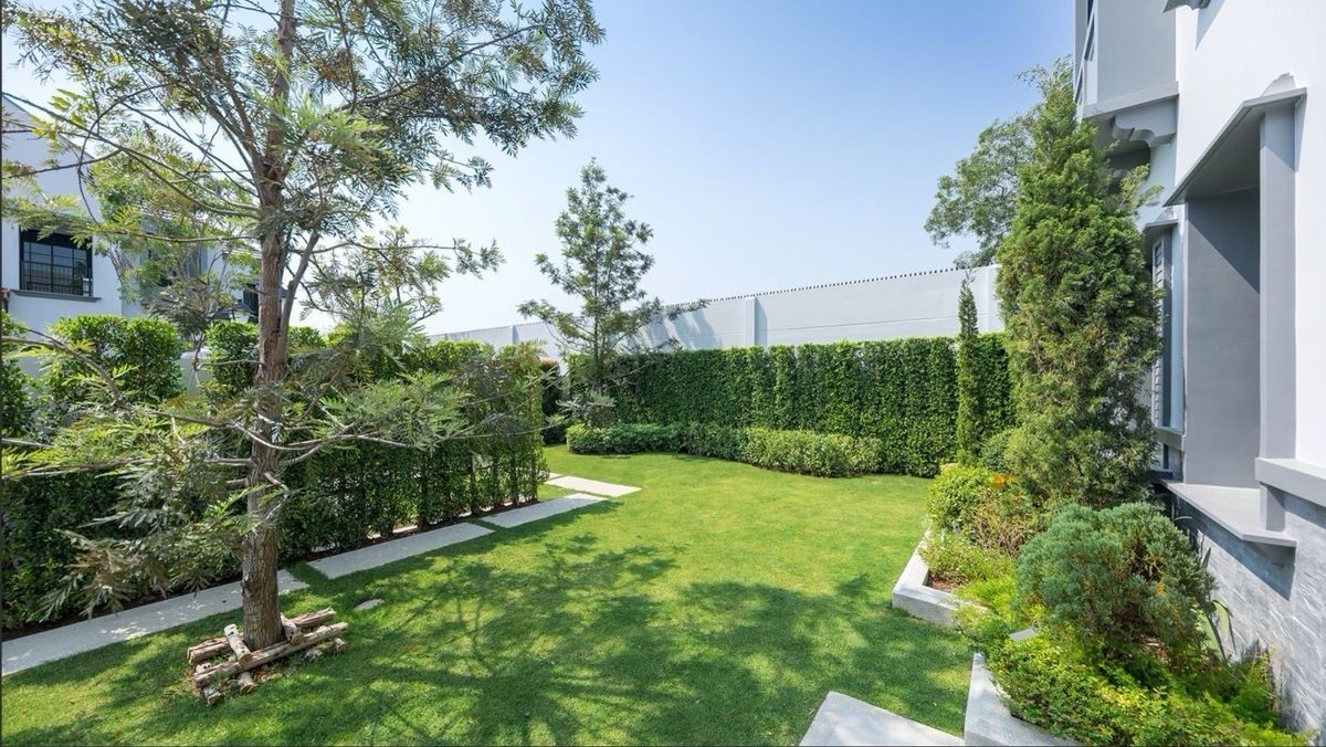 House in nice compound with spacious area, good security , 4 bedrooms, suitable for a big family.