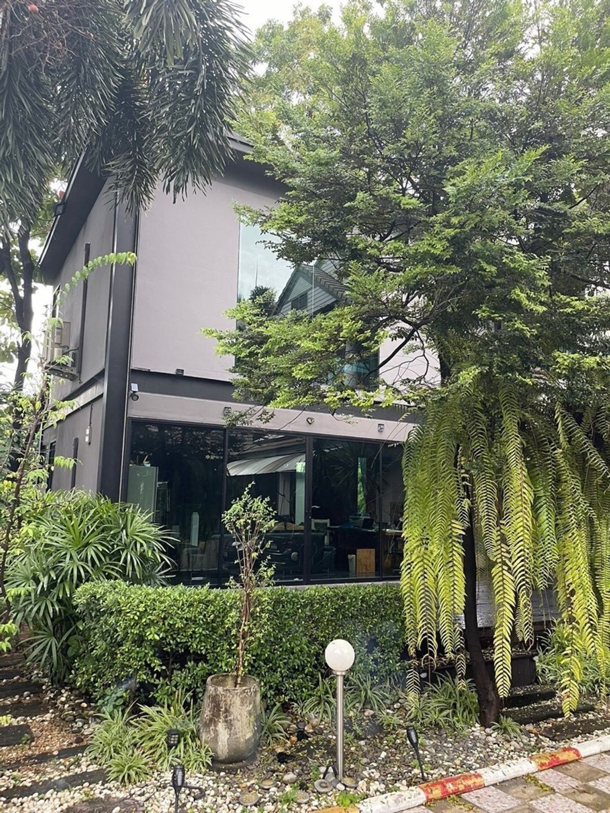 📢👇 ขายบ้านเดี่ยว มี 3 อาคารในพื้นที่เดียวกัน หลังบ้านติดคลอง ลมพัดเย็นสบาย บรรยากาศร่มรื่นตลอดปี โครงการมีเพียง 20 ครอบครัว สงบ เป็นส่วนตัว ไม่แออัด