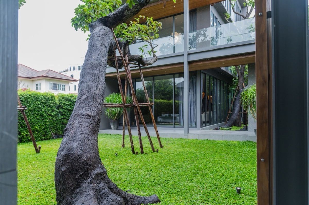 📢👇 ขายบ้านหรู  3 ชั้น พร้อมลิฟต์ และ สระว่ายน้ำ  สวนกลางบ้าน พร้อมม่านน้ำตก ทำเลดี เงียบสงบ เดินทางสะดวก ใกล้ทางด่วน
