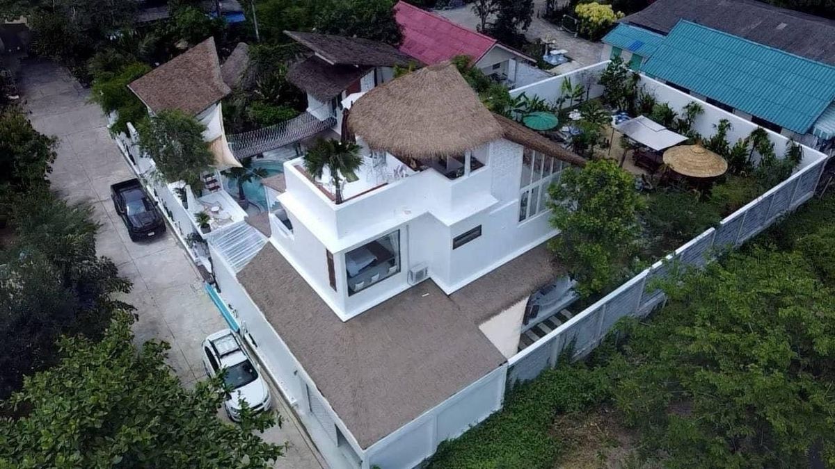 📢👇 บ้านสไตล์บาหลี วิวแม่น้ำ พร้อมสระว่ายน้ำ เหมาะที่จะอยู่อาศัย หรือ ลงทุน (รายได้ค่าเช่าสูงถึง 300,000 บาท/เดือน ) เดินทางสะดวก ใจกลางย่านธุรกิจ เชื่อมต่อใจกลางเมืองเพียง 15 นาที