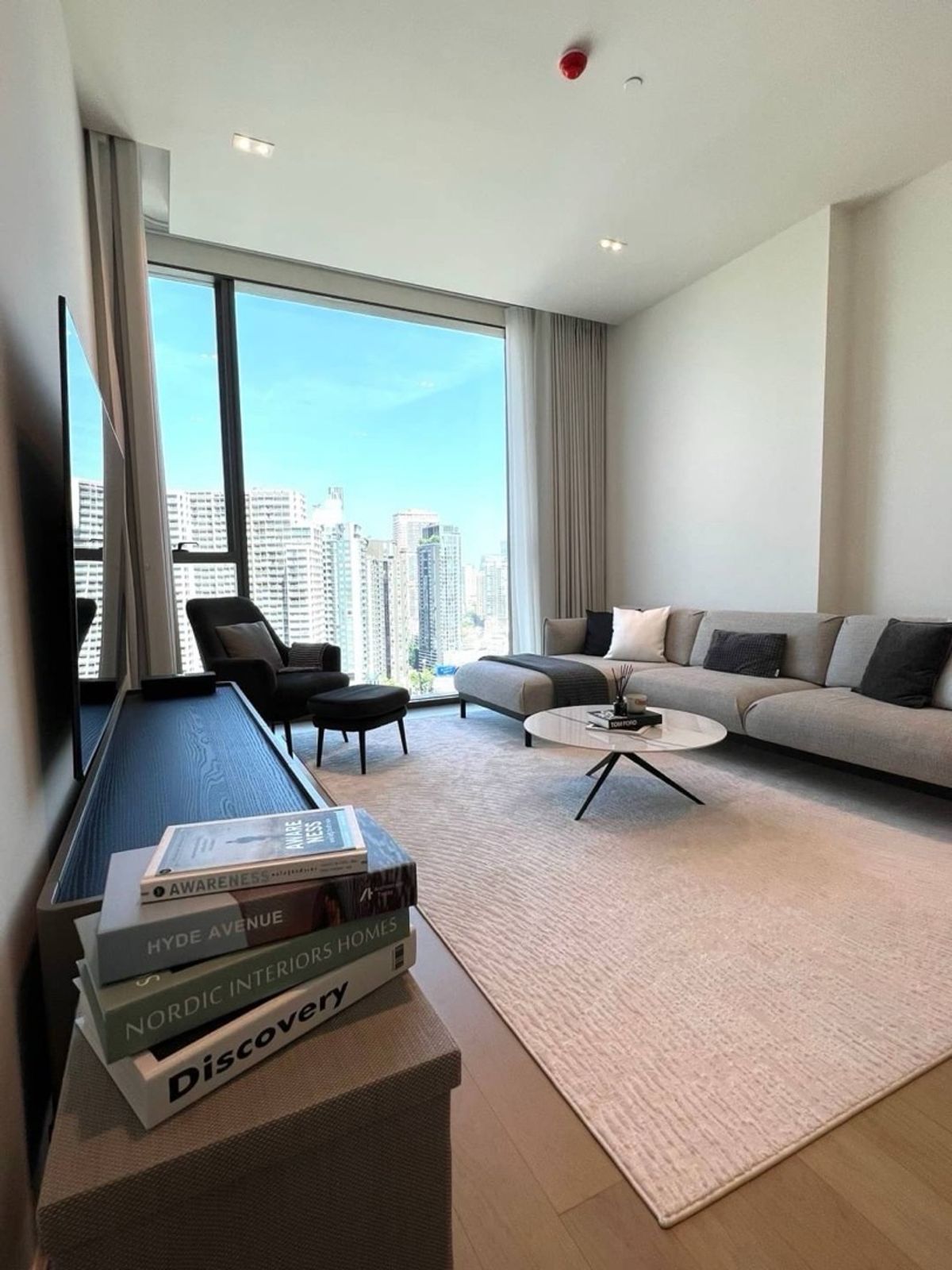 📢👇Available August 2025
Grab or gone one of the place in Thonglor that very close to BTS and surrounding with many popular restaurants and, super market, coffee shops. Fully furnished.