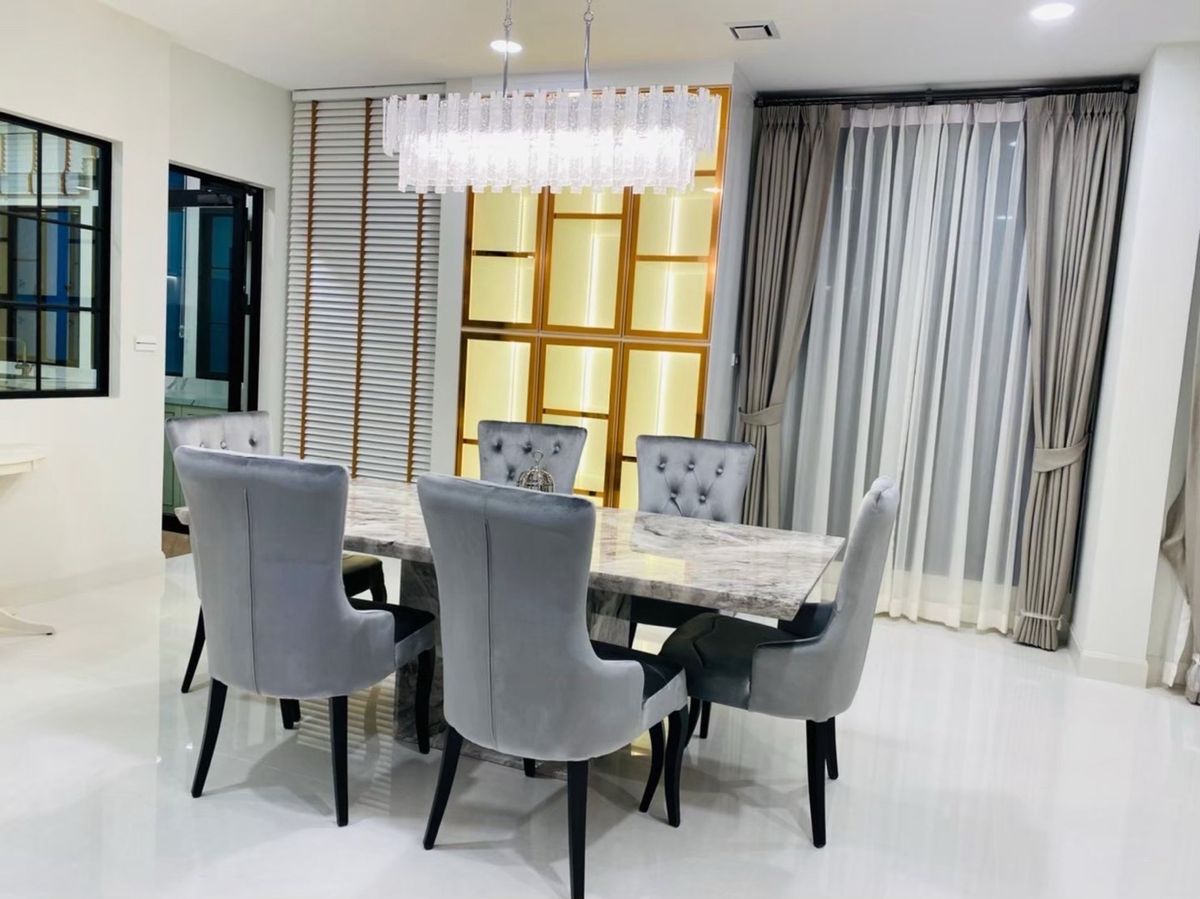 บ้านใน Krungthepkreetha ใกล้ 
 Nine Center Rama 9 
 Mall Ramkhamhaeng 
 โรงเรียนสาธิตมหาวิทยาลัย Thammasat 
 
 โรงเรียนนานาชาติ Bromsgrove International Schoolwellington International 
 โรงพยาบาล SamitiveJ Srinakarin Hospital Vibharam