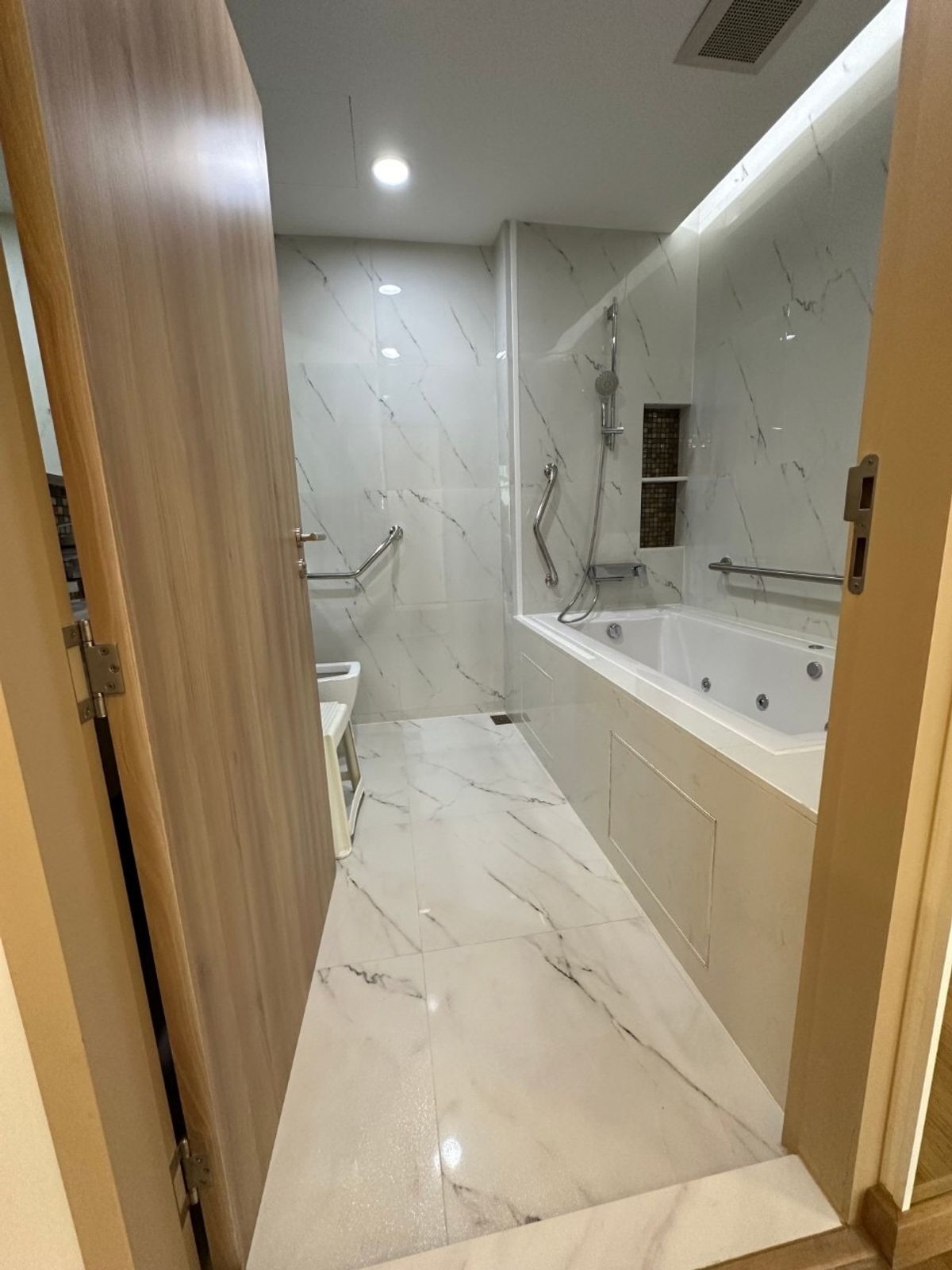 🛋️ ห้องใหญ่พิเศษในทำเลใจกลางเมือง! คอนโดให้เช่า La Cascade เอกมัย – 3 ห้องนอน + ห้องแม่บ้าน พร้อมลิฟต์ส่วนตัวและที่จอดรถส่วนตัว เดินทางสะดวก ใกล้ BTS เอกมัย