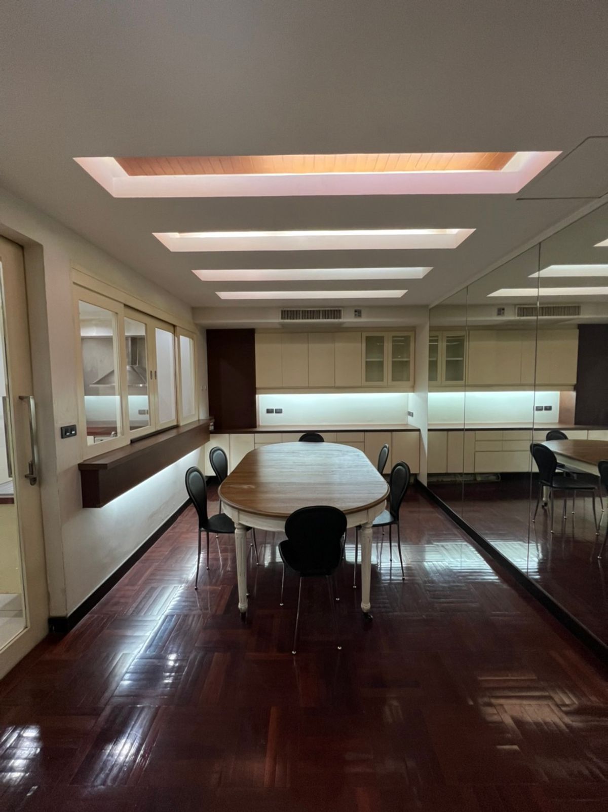 🏠 คอนโดมุมหายาก ขนาดใหญ่พิเศษ 4 ห้องนอน พร้อมห้องแม่บ้าน พร้อมที่จอดรถ 2 คันและผู้เช่าระยะยาว ทำเลทองใกล้ BTS อโศก