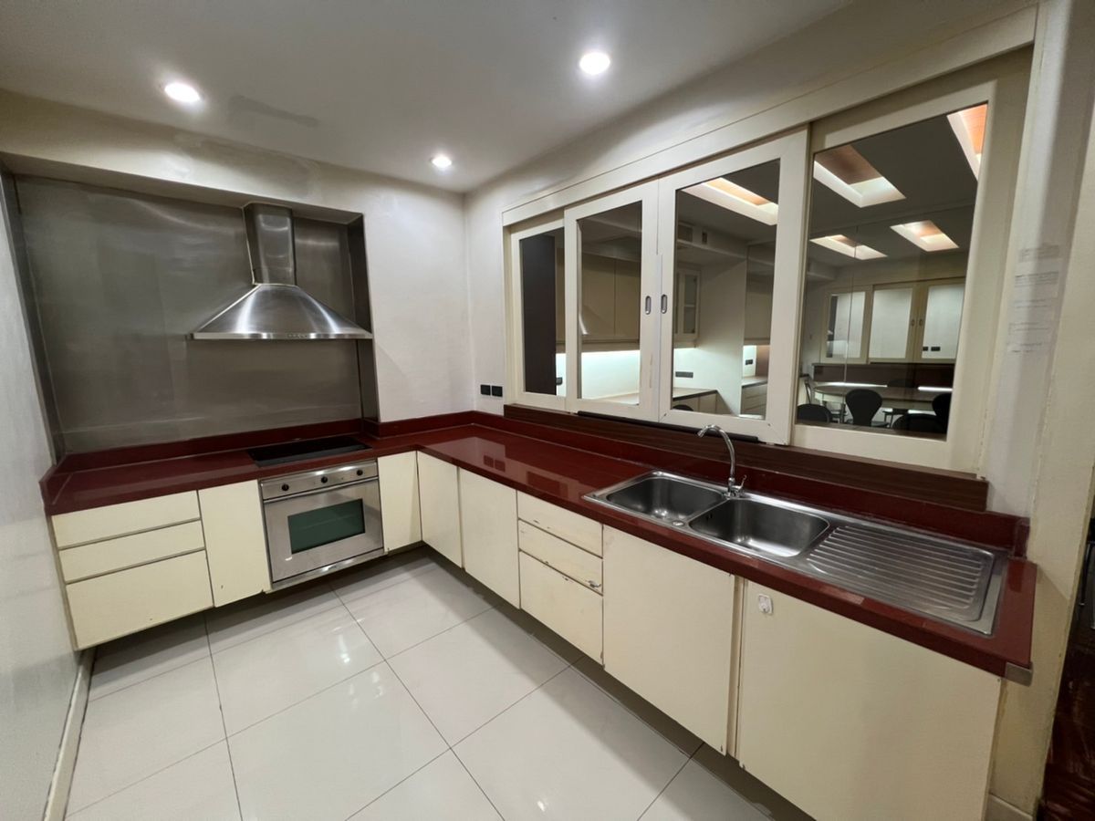 🏠 คอนโดมุมหายาก ขนาดใหญ่พิเศษ 4 ห้องนอน พร้อมห้องแม่บ้าน พร้อมที่จอดรถ 2 คันและผู้เช่าระยะยาว ทำเลทองใกล้ BTS อโศก
