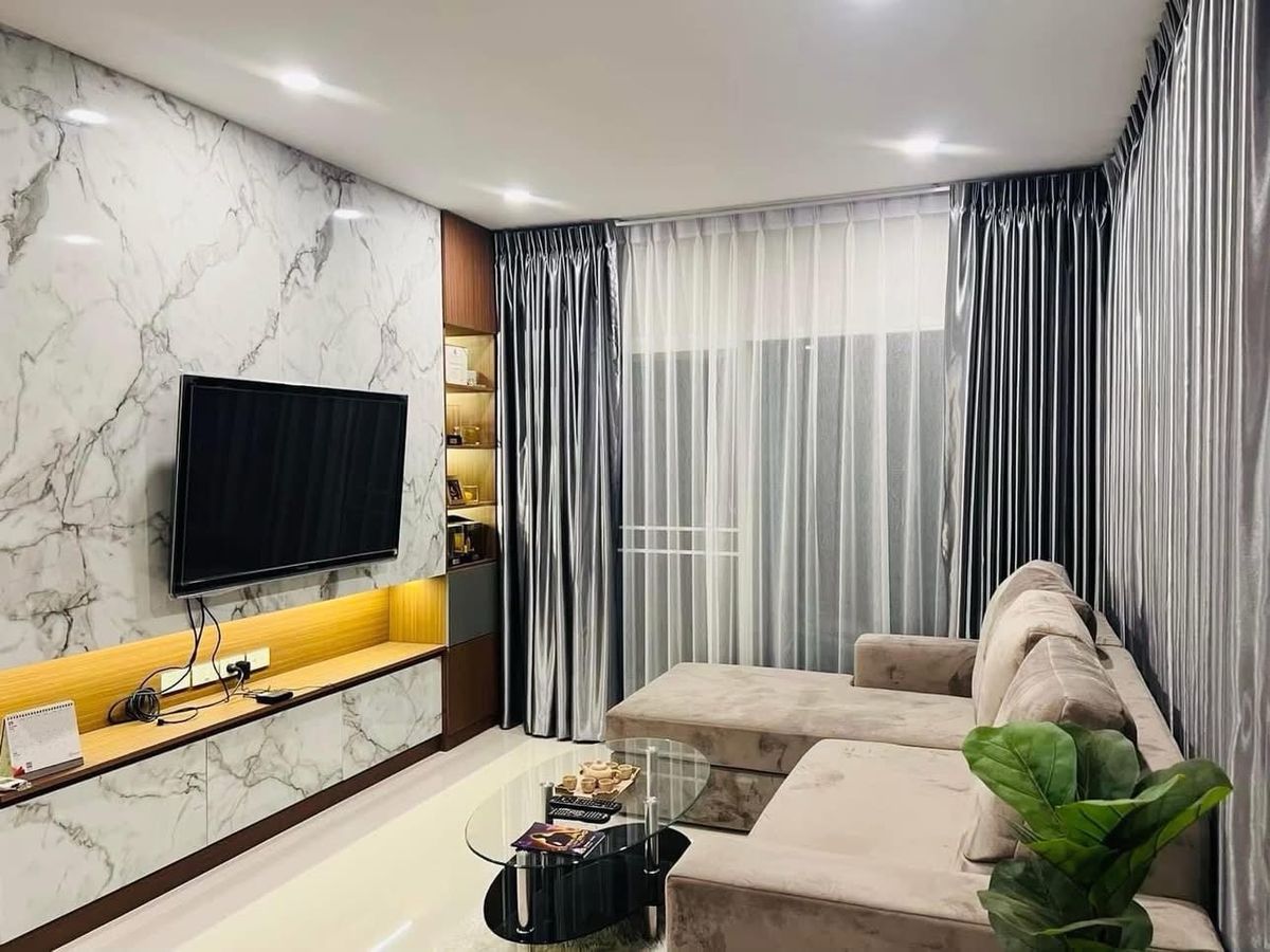 📢👇 บ้านหรู สภาพใหม่ ในโครงการและทำเลดี เดินทางสะดวก เชื่อมต่อถนนสายหลัก มอเตอร์เวย์ และทางด่วนศรีรัช ใกล้โรงเรียนนานาชาติ สนามกอล์ฟ และแหล่งไลฟ์สไตล์ครบครัน
