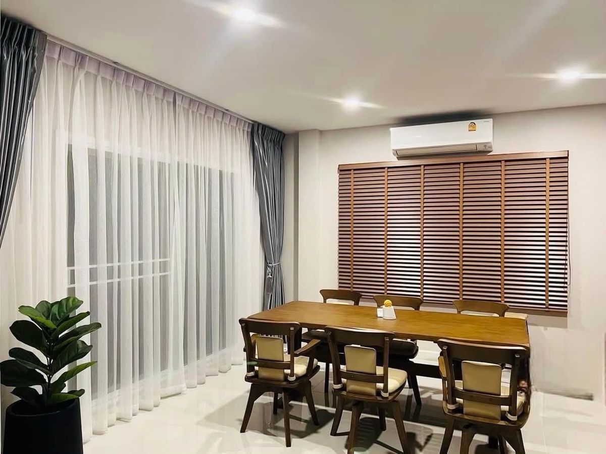 📢👇 บ้านหรู สภาพใหม่ ในโครงการและทำเลดี เดินทางสะดวก เชื่อมต่อถนนสายหลัก มอเตอร์เวย์ และทางด่วนศรีรัช ใกล้โรงเรียนนานาชาติ สนามกอล์ฟ และแหล่งไลฟ์สไตล์ครบครัน
