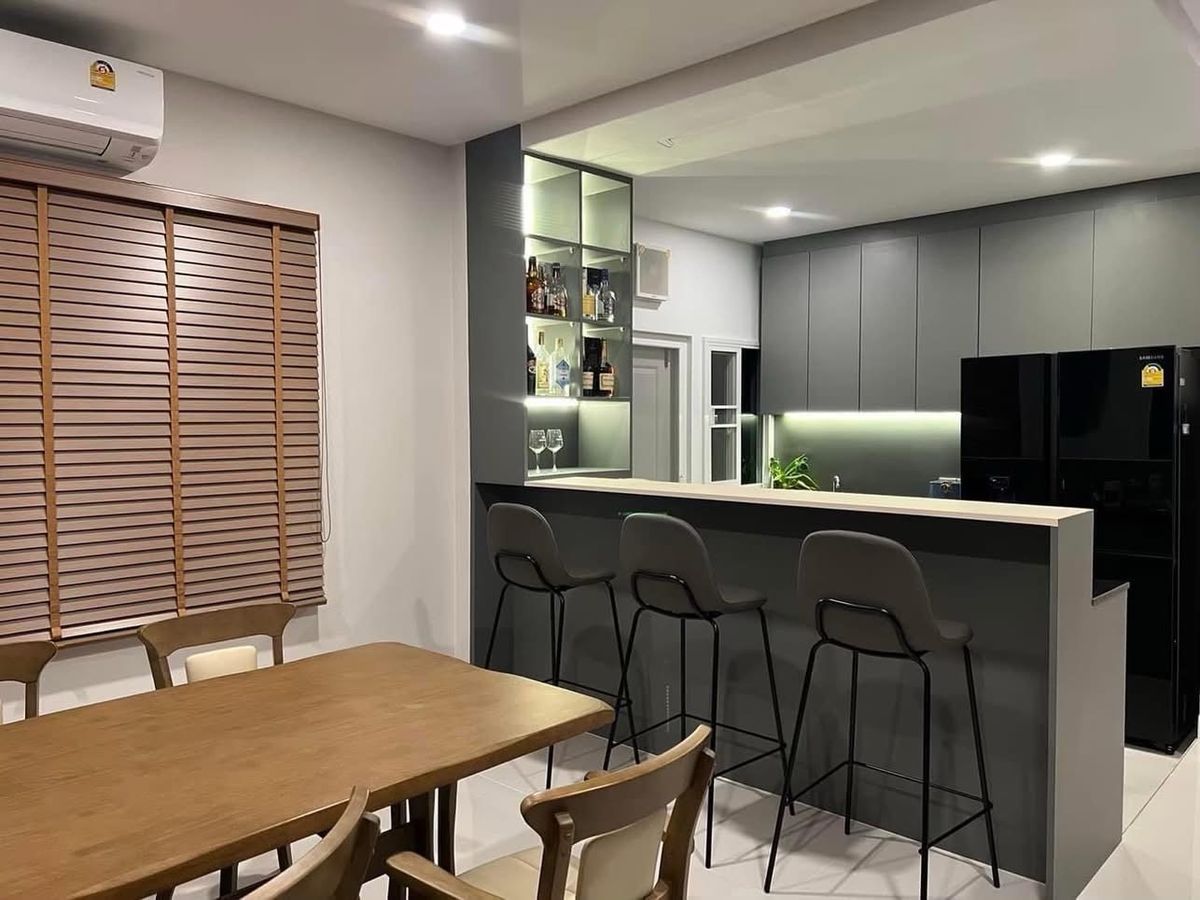 📢👇 บ้านหรู สภาพใหม่ ในโครงการและทำเลดี เดินทางสะดวก เชื่อมต่อถนนสายหลัก มอเตอร์เวย์ และทางด่วนศรีรัช ใกล้โรงเรียนนานาชาติ สนามกอล์ฟ และแหล่งไลฟ์สไตล์ครบครัน