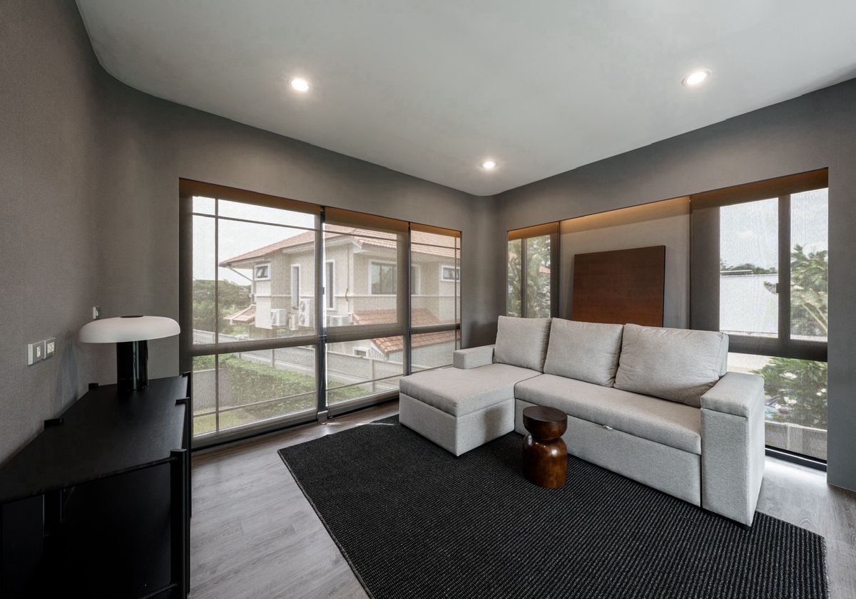 📢👇 𝐁𝐚𝐚𝐧 𝐊𝐥𝐚𝐧𝐠 𝐌𝐮𝐚𝐧𝐠 𝐂𝐥𝐚𝐬𝐬𝐞 𝐒𝐮𝐤𝐡𝐮𝐦𝐯𝐢𝐭 𝟕𝟕 for rent, 3-story , corner plot with small garden , near many international schools, hospitals, convenient access many routes