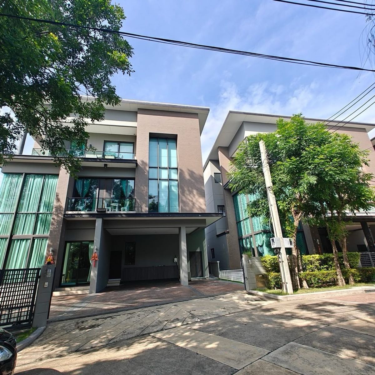 📢👇 ขายบ้านเดี่ยว 2 หลังติดกัน เปิดเชื่อมกันได้ ทำเลทอง! บรรยากาศส่วนตัว สงบ เดินทางสะดวก ใกล้ MRT และทางด่วน