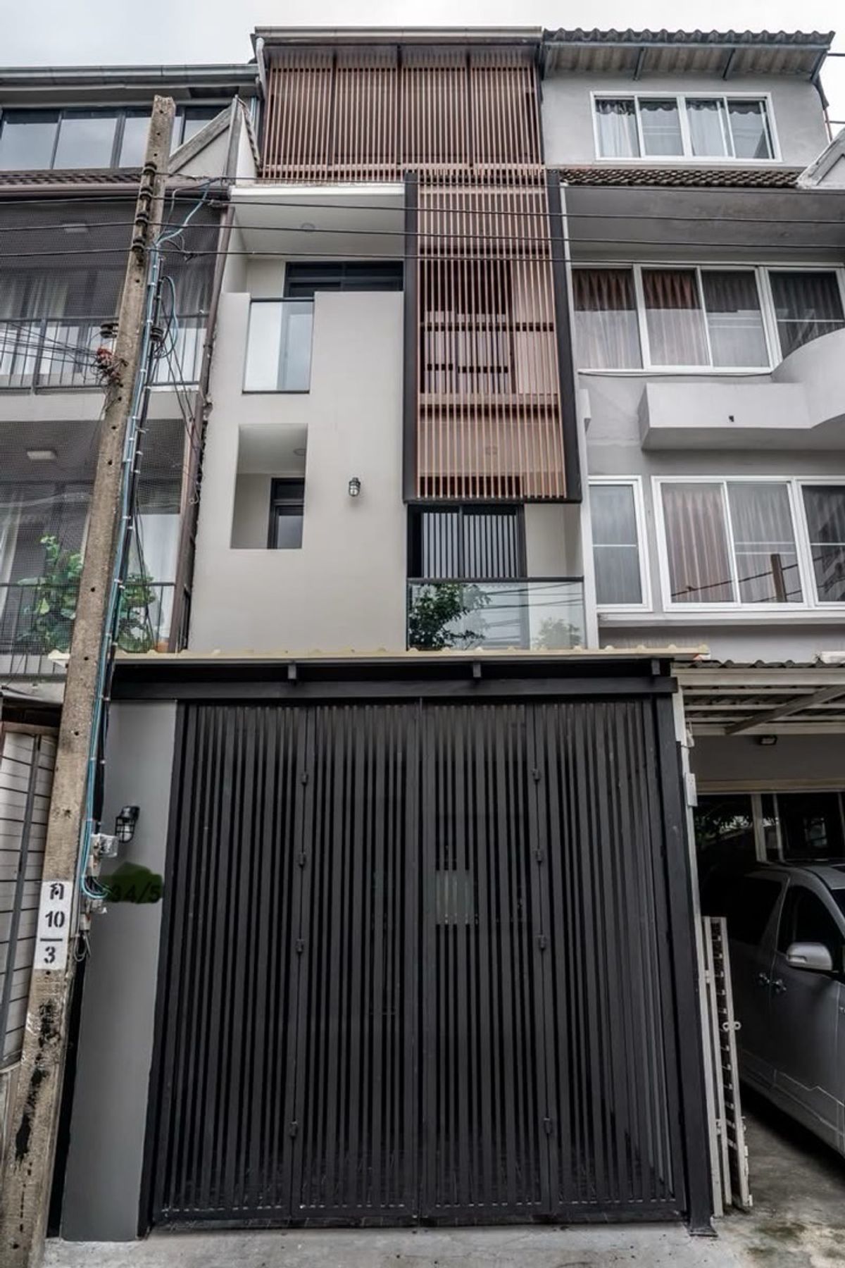 📢👇 ราคาดีที่อยู่ใจกลางเมืองทาวน์โฮม 4 ชั้น รีโนเวทใหม่ สไตล์ Modern ใกล้เอกมัย ทองหล่อ Rooftop สำหรับพักผ่อนหรือจัดปาร์ตี้วิวเมือง เดินทางสะดวก เข้าออกได้หลายเส้นทาง