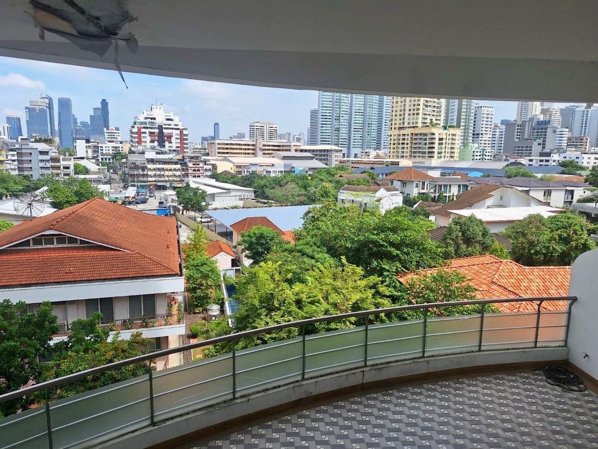 📢👇อย่าพลาดราคาดี ๆ แบบนี้!ใช้ชีวิตหรูหราในยูนิตดูเพล็กซ์ขนาดใหญ่ พร้อมสระว่ายน้ำส่วนตัว และวิวเมืองแบบพาโนรามา สามารถเดินถึงห้าง Emporium ได้*ขายตามสภาพ*