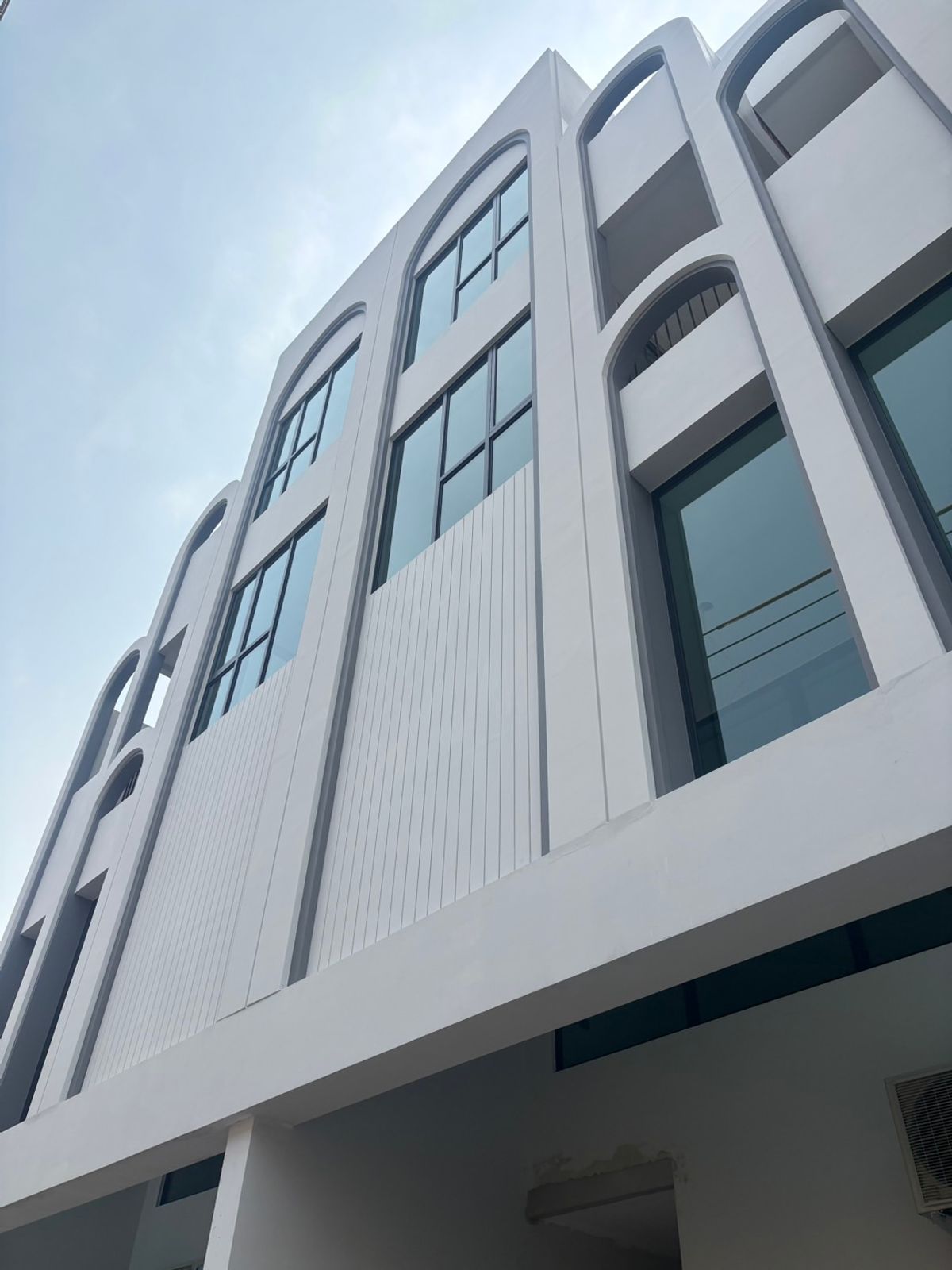 📢👇 บ้าน 3 ชั้นครึ่งสร้างใหม่ พร้อมลิฟท์ในบ้าน พร้อมเข้าอยู่ กุมภาพันธ์ 68 ใกล้ BTS เดินทางสะดวกหลายเส้นทาง ใกล้ สวนจตุจักร, Central ลาดพร้าว สามารถนัดชมได้*รูปภาพอ้างอิง*