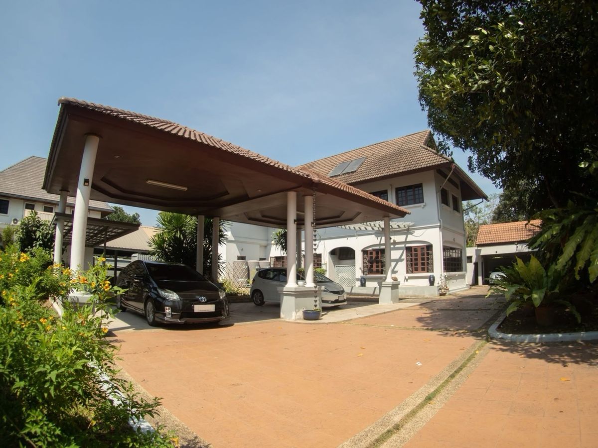 📢🌳 บ้านพักอาศัย 2 ชั้น บนที่ดินแปลงใหญ่ หันทิศใต้บรรยากาศร่มรื่น ทำเลศักยภาพ ใกล้ทางด่วน เดินทางสะดวก ใกล้ห้าง โรงเรียน และสนามบิน
