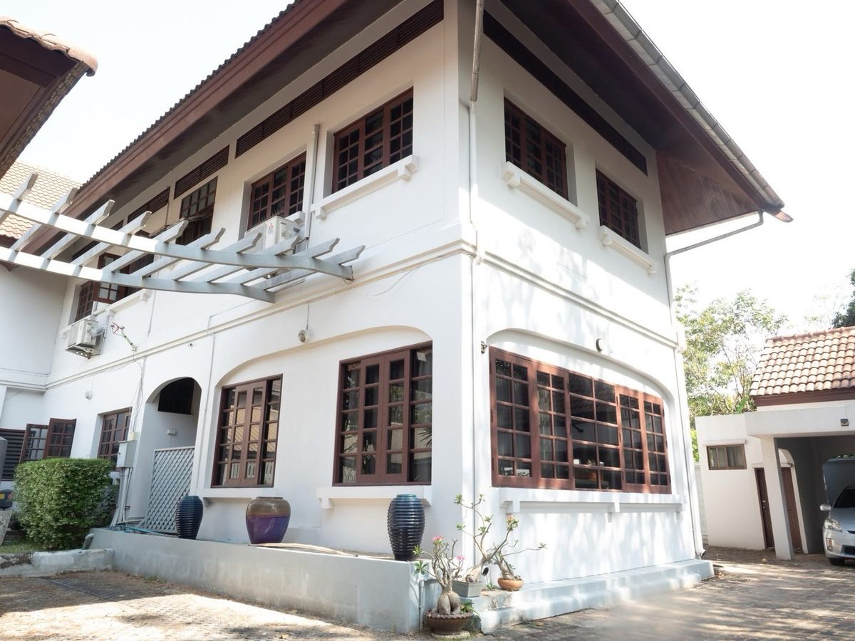 📢🌳 บ้านพักอาศัย 2 ชั้น บนที่ดินแปลงใหญ่ หันทิศใต้บรรยากาศร่มรื่น ทำเลศักยภาพ ใกล้ทางด่วน เดินทางสะดวก ใกล้ห้าง โรงเรียน และสนามบิน