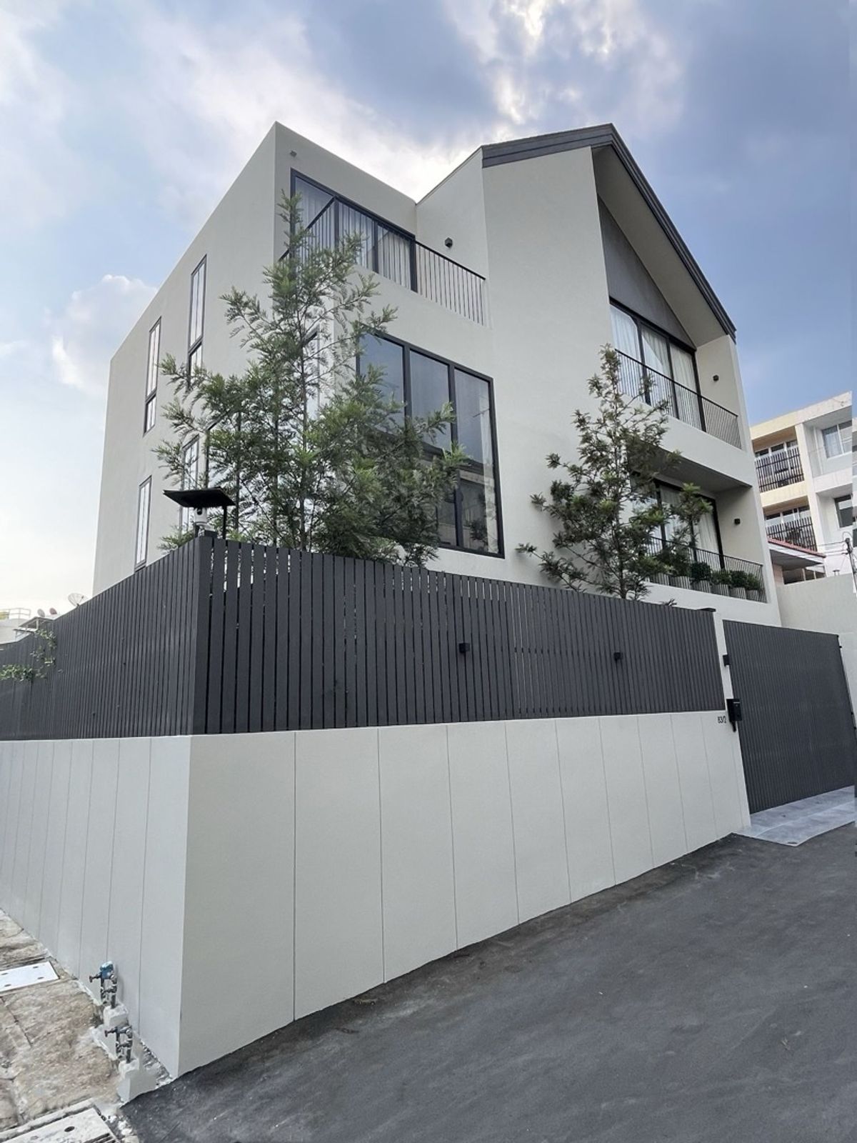 ขายพร้อมผู้เช่า 28/2/2570
บ้านหรูทำเลทองใจกลางย่านปรีดี บ้านหรูพร้อมสระว่ายน้ำส่วนตัว ออกแบบเพื่อการพักผ่อนอย่างแท้จริง โอบล้อมด้วยแหล่งชุมชนที่สะดวกสบาย ใช้ชีวิตง่ายดายด้วยการเดินทางที่เชื่อมต่อได้ทุกที่ ใกล้ทางด่วนและสิ่งอำนวยความสะดวกครบครัน