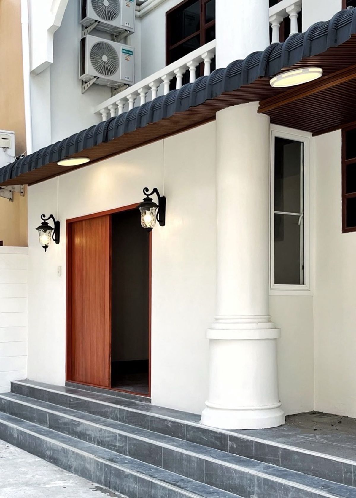 📢👇 บ้านเดี่ยว 5 ชั้น ใจกลางทองหล่อ เหมาะสำหรับทำ Home Office หรือครอบครัวใหญ่ เดินทางสะดวก ใกล้ร้านอาหาร คาเฟ่ และแหล่งไลฟ์สไตล์ยอดนิยม