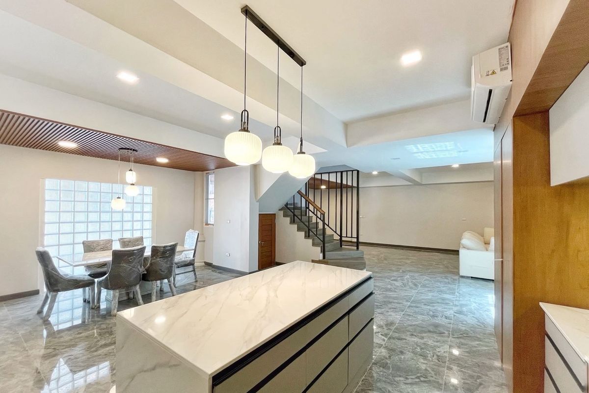 📢👇 บ้านเดี่ยว 5 ชั้น ใจกลางทองหล่อ เหมาะสำหรับทำ Home Office หรือครอบครัวใหญ่ เดินทางสะดวก ใกล้ร้านอาหาร คาเฟ่ และแหล่งไลฟ์สไตล์ยอดนิยม