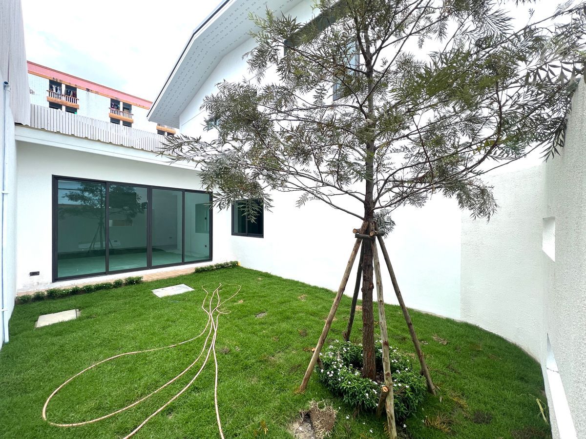 🌿 โฮมออฟฟิศพร้อมสวนส่วนตัว 3 ห้องนอน จอดรถ 5 คัน รีโนเวทใหม่ ใกล้ BTS ลาดพร้าว เดินทางสะดวก