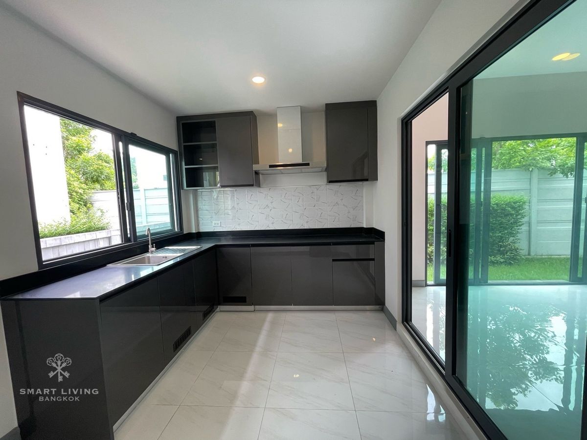 ขายพร้อมผู้เช่าถึง ก.ย. 2570 บ้านเดี่ยวหรูทำเลทอง แปลงหัวมุม เข้าโรงเรียนนานาชาติชั้นนำ ห้างสรรพสินค้า และโรงพยาบาลชั้นนำได้รวดเร็ว