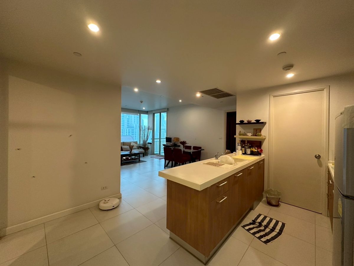 For sale Manhattan Chidlom 120,xxx per sq.m! 2 bedroom fully furnished on high floor near Central Chidlom
