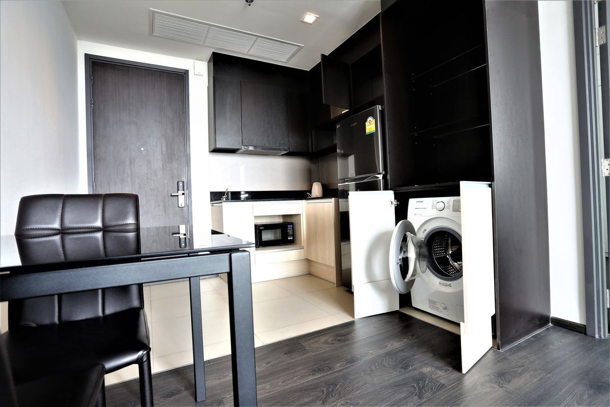 🏢 Edge Sukhumvit 23 คอนโดหรูใจกลางสุขุมวิท 1 ห้องนอน 1 ห้องน้ำ ห้องหัวมุม ทิศตะวันออก ไม่บล็อกวิว ตกแต่งครบ พร้อมเข้าอยู่ ใกล้ BTS อโศก และ MRT สุขุมวิท เดินทางสะดวก