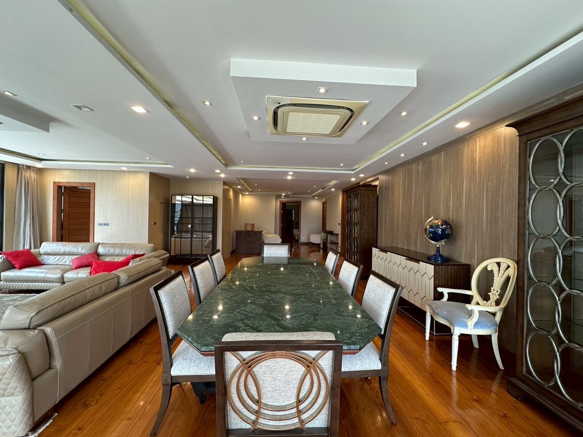 📢👇 Experience luxury living in this spacious top-floor penthouse — the largest unit in the building. Enjoy panoramic park views near Benjakitti park just steps from BTS Asoke, MRT Sukhumvit, and Terminal 21.