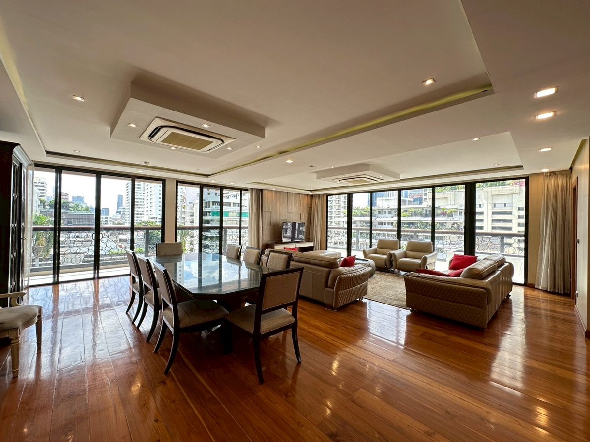 📢👇 Experience luxury living in this spacious top-floor penthouse — the largest unit in the building. Enjoy panoramic park views near Benjakitti park just steps from BTS Asoke, MRT Sukhumvit, and Terminal 21.