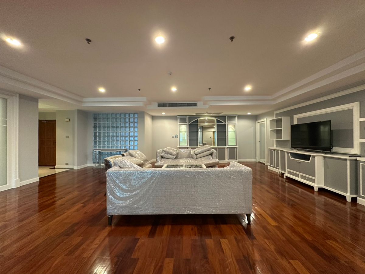 Family unit in Thonglor for rent!✨ 3+1 bedroom fully furnished 285 sq.m near BTS Thonglor Tel.086-369-2224