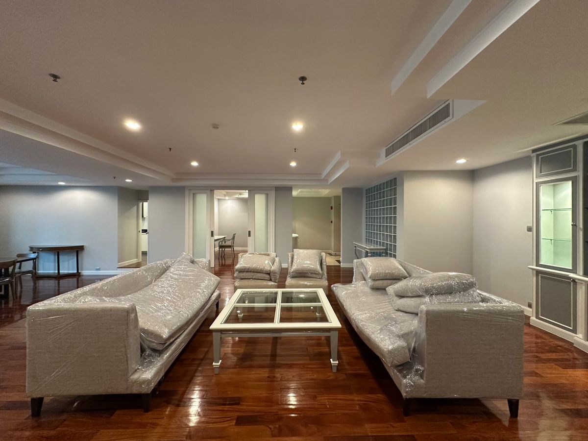 Family unit in Thonglor for rent!✨ 3+1 bedroom fully furnished 285 sq.m near BTS Thonglor Tel.086-369-2224